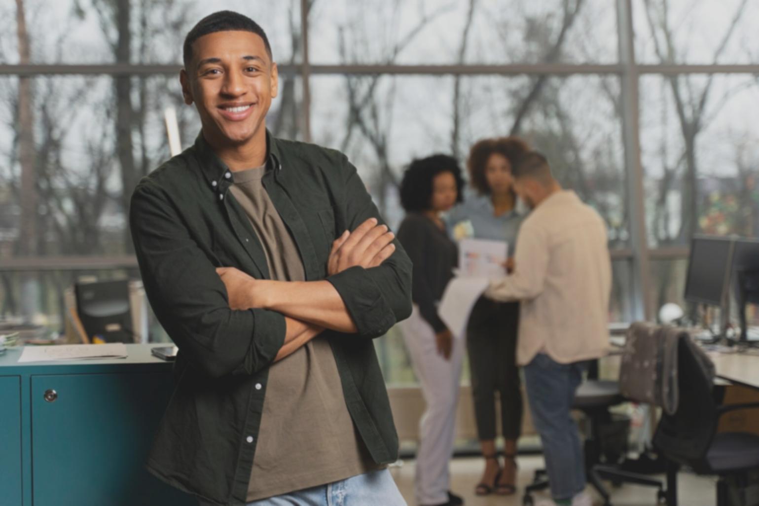 Professionelle Finanzberatung in modernem Büroumfeld