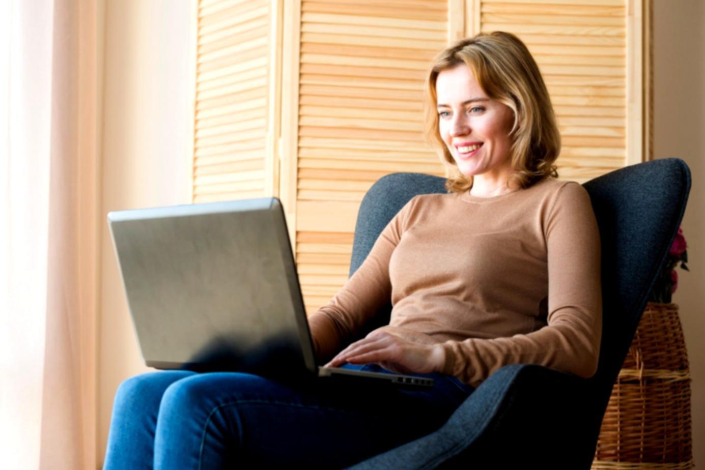 Gruppe von Unternehmern bei gemeinsamer Strategieentwicklung