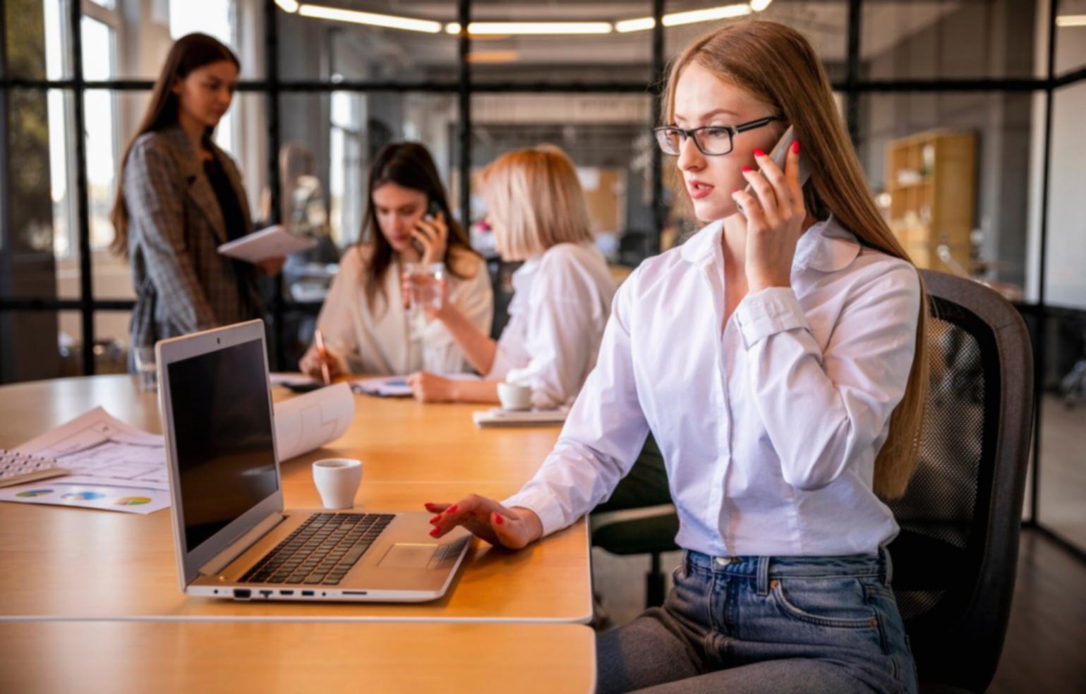 Workshop-Teilnehmer diskutieren Finanzkonzepte