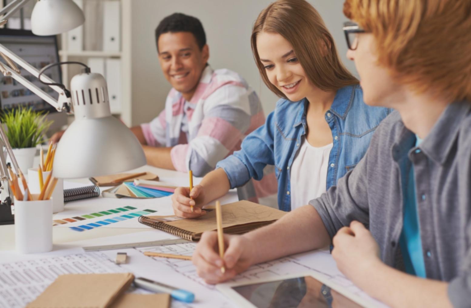 Moderner Lernraum mit interaktiven Whiteboards und Arbeitsplätzen