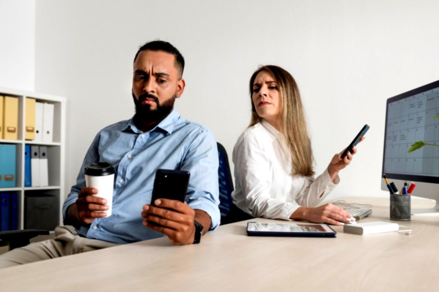 Teilnehmer bei strategischer Finanzplanung am Arbeitsplatz